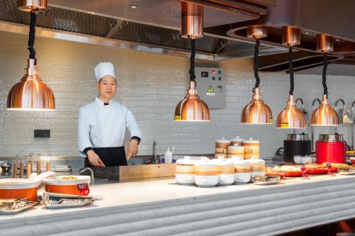 Imagen general del Hotel Radisson Red Yangzhou Slender West Lake. Foto 20