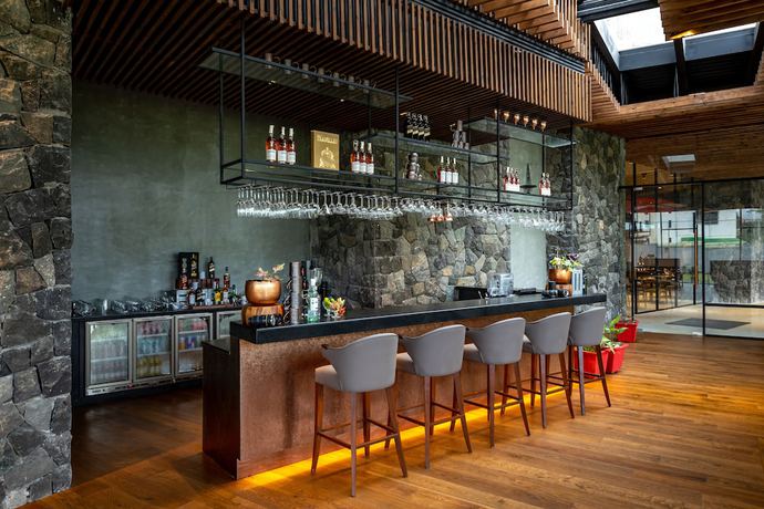 Imagen del bar/restaurante del Hotel Radisson Resort And Spa Lonavala. Foto 4