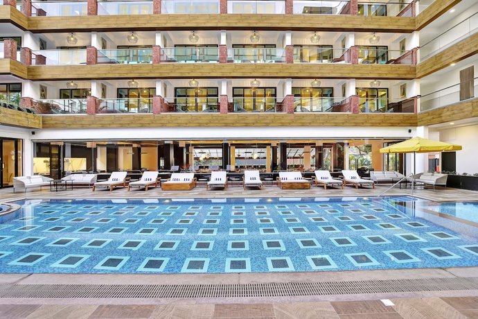 Imagen de la piscina del Hotel Radisson Resort Goa Baga. Foto 19