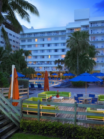Imagen de la piscina del Hotel Radisson Resort Miami Beach. Foto 16
