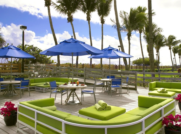 Imagen del bar/restaurante del Hotel Radisson Resort Miami Beach. Foto 3