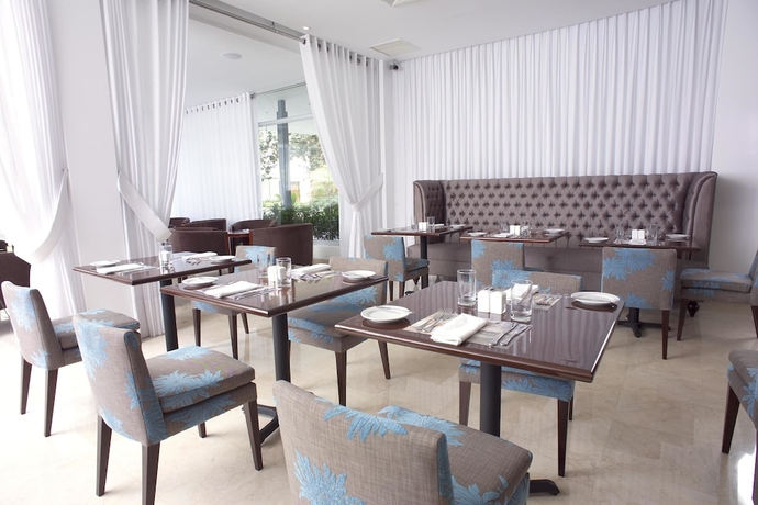 Imagen del bar/restaurante del Hotel Radisson San Isidro. Foto 4