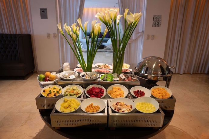 Imagen del bar/restaurante del Hotel Radisson San Isidro. Foto 6