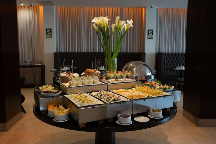 Imagen del bar/restaurante del Hotel Radisson San Isidro. Foto 7