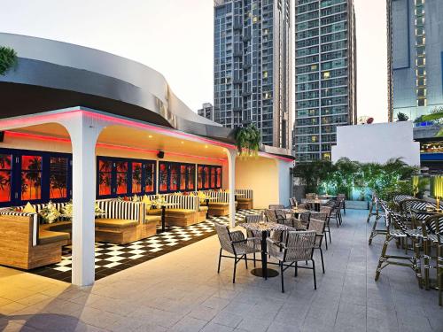 Imagen general del Hotel Radisson Suites Bangkok Sukhumvit. Foto 2