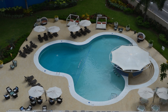 Imagen de la piscina del Hotel Radisson Trinidad. Foto 15