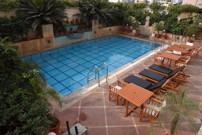 Imagen de la piscina del Hotel Radisson Varanasi. Foto 20