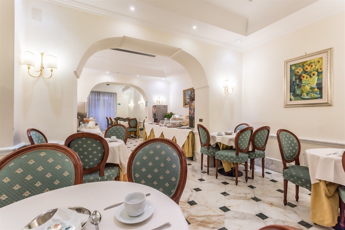 Imagen del bar/restaurante del Hotel Raeli Archimede. Foto 5