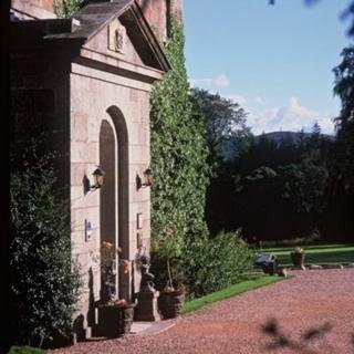 Imagen de los exteriores del Hotel Raemoir House. Foto 5