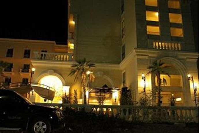 Imagen de la piscina del Hotel Rafael Mansion Bangkok Aiport. Foto 16