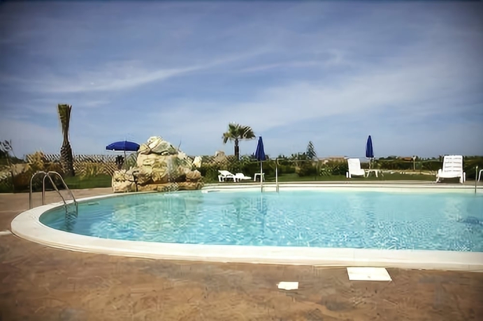 Imagen de la piscina del Hotel Raffael. Foto 17