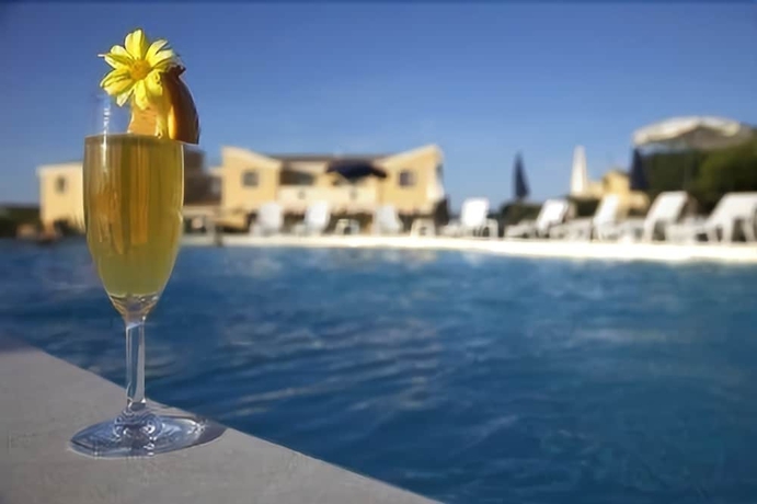 Imagen de la piscina del Hotel Raffael. Foto 18