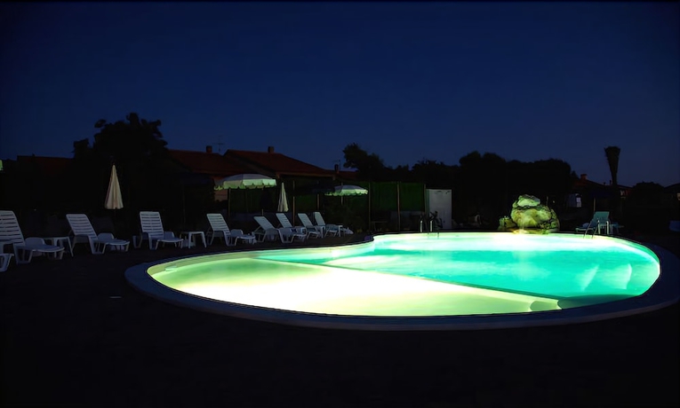 Imagen de la piscina del Hotel Raffael. Foto 19