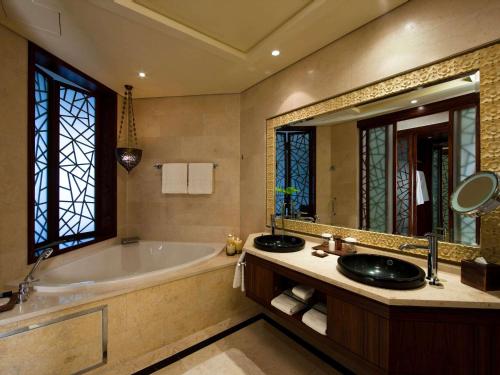 Imagen de la habitación del Hotel Raffles Dubai. Foto 6