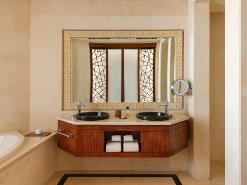 Imagen de la habitación del Hotel Raffles Dubai. Foto 13