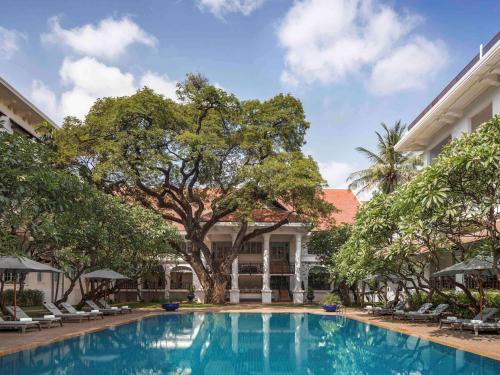 Imagen de la piscina del Hotel Raffles Le Royal. Foto 18