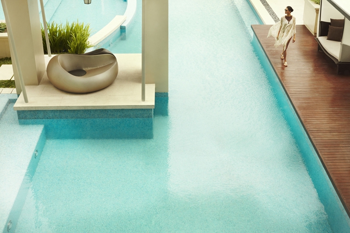 Imagen de la piscina del Hotel Raffles Makati. Foto 16