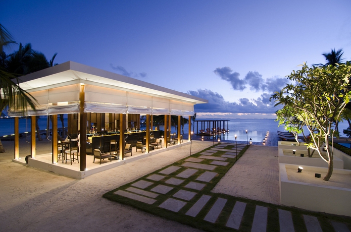 Imagen del bar/restaurante del Hotel Raffles Maldives Meradhoo Resort. Foto 2