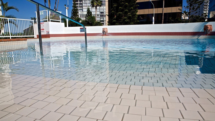Imagen de la piscina del Hotel Raffles Royale. Foto 13