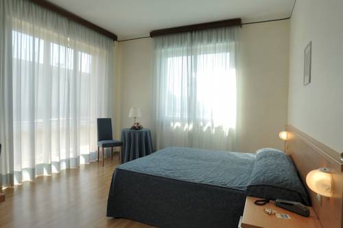 Imagen de la habitación del Hotel Raffy. Foto 4