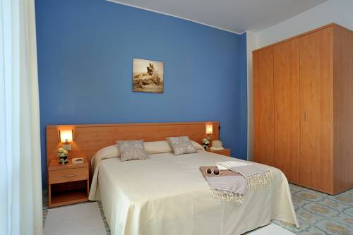 Imagen de la habitación del Hotel Raffy. Foto 6