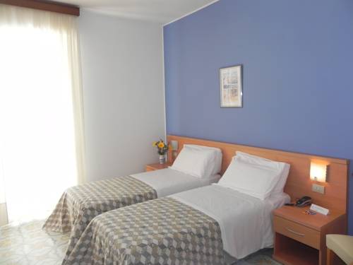 Imagen de la habitación del Hotel Raffy. Foto 13
