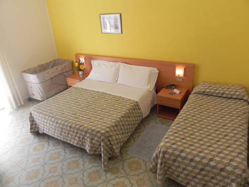 Imagen de la habitación del Hotel Raffy. Foto 15