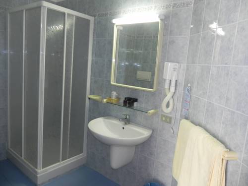 Imagen de la habitación del Hotel Raffy. Foto 16