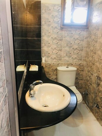 Imagen de la habitación del Hotel Raghu Mahal. Foto 37