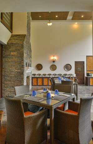 Imagen del bar/restaurante del Hotel Rah Villas. Foto 9