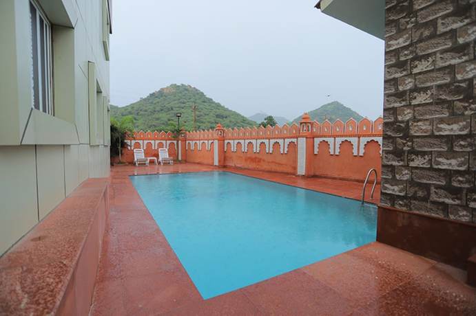 Imagen de la piscina del Hotel Raha, Udaipur. Foto 18