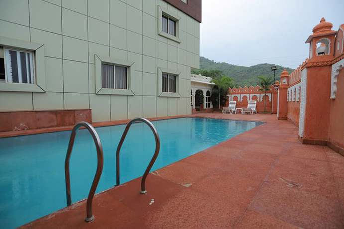 Imagen de la piscina del Hotel Raha, Udaipur. Foto 20