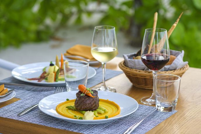 Imagen del bar/restaurante del Hotel Rahaa Resort Maldives. Foto 7