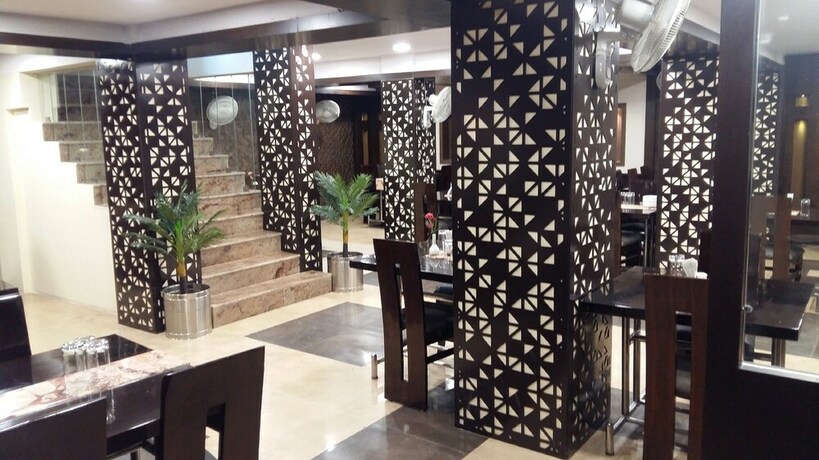 Imagen del bar/restaurante del Hotel Rahul, Jabalpur. Foto 13