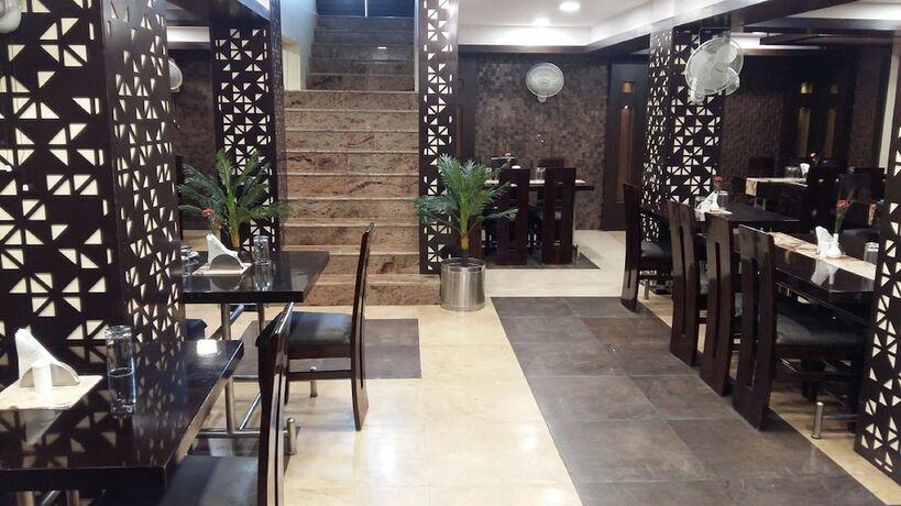 Imagen del bar/restaurante del Hotel Rahul, Jabalpur. Foto 14