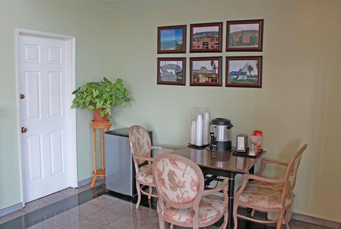 Imagen del bar/restaurante del Hotel Rainbow Inn - Near Adventure City. Foto 3