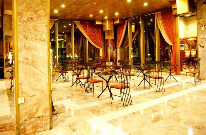 Imagen del bar/restaurante del Hotel Rainbow Towers and Conference Centre. Foto 4