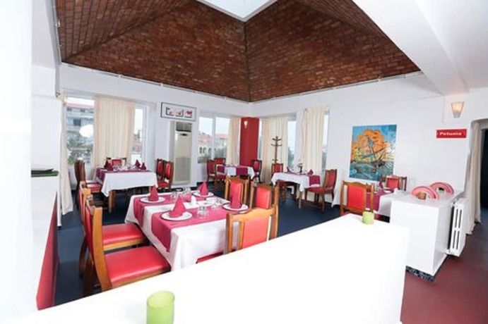 Imagen del bar/restaurante del Hotel Rais. Foto 7