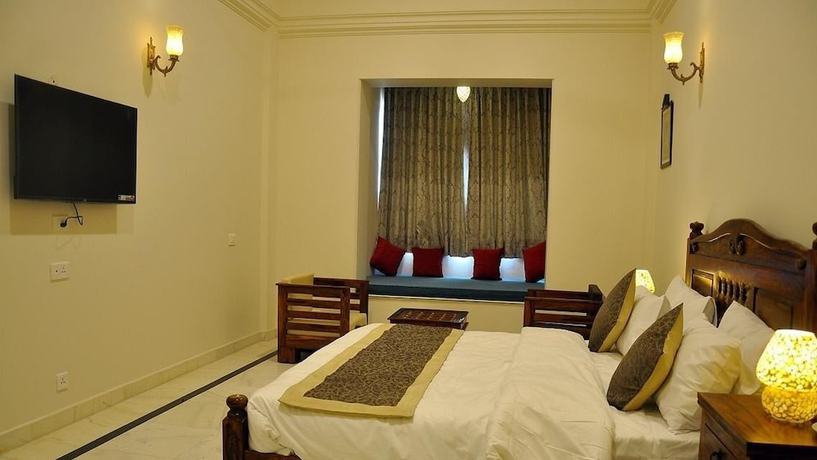 Imagen de la habitación del Hotel Raj Bagh Palace. Foto 11