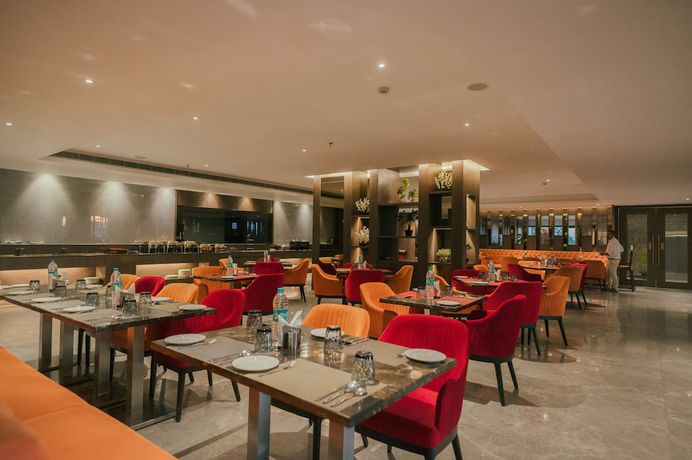 Imagen del bar/restaurante del Hotel Raj Meridian. Foto 3