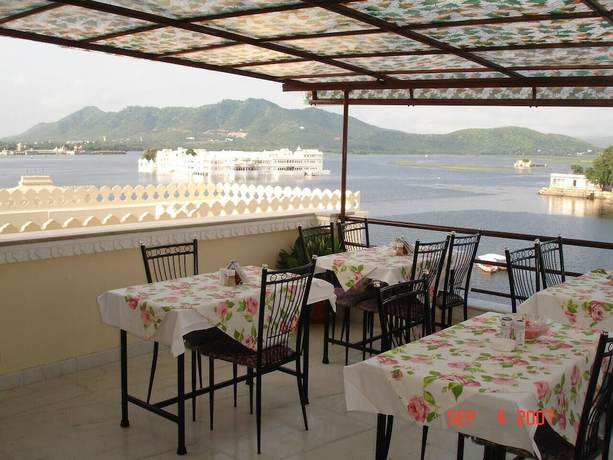 Imagen del bar/restaurante del Hotel Raj Niwas. Foto 2
