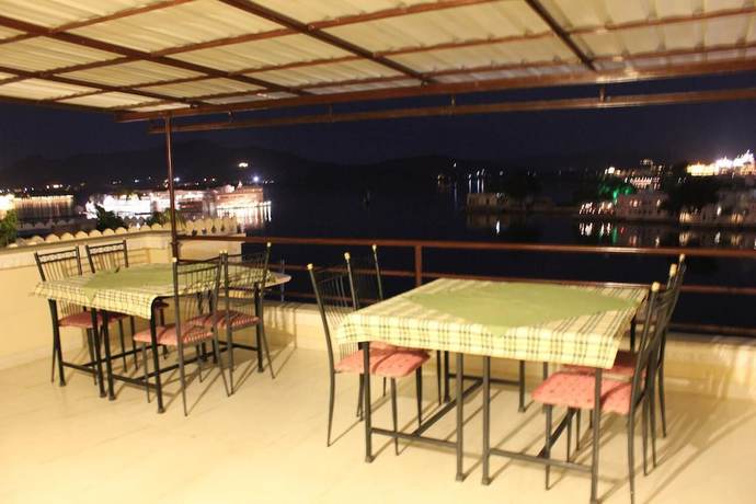 Imagen del bar/restaurante del Hotel Raj Niwas. Foto 4