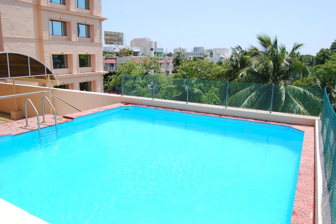 Imagen de la piscina del Hotel Raj Park Chennai. Foto 8