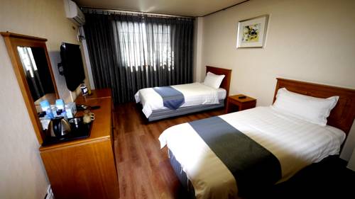 Imagen de la habitación del Hotel Raja Tourist. Foto 1