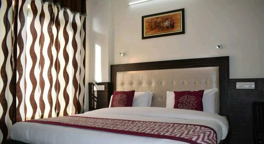 Imagen de la habitación del Hotel Raja's Palace. Foto 33