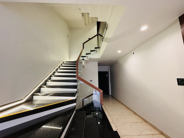 Imagen de los interiores del Hotel Rajdev INN. Foto 19