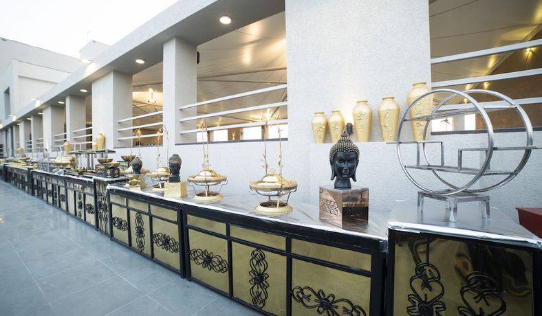 Imagen del bar/restaurante del Hotel Rajhans Abhinandan. Foto 2