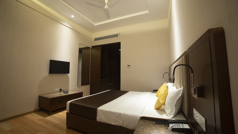 Imagen de la habitación del Hotel Rajhans Abhinandan. Foto 12