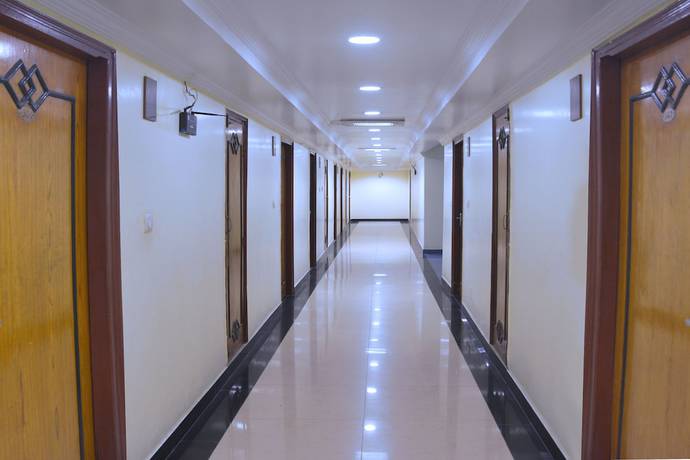 Imagen de los interiores del Hotel Rajhans International. Foto 18