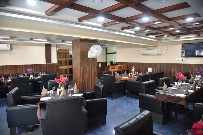 Imagen del bar/restaurante del Hotel Rajhans International. Foto 4